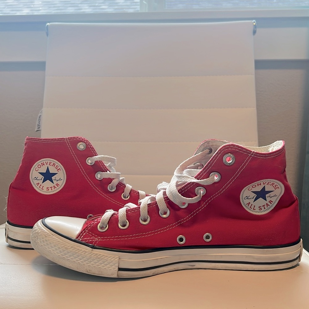 Red High Top Converse Sneaker Chuck Taylors Size 9